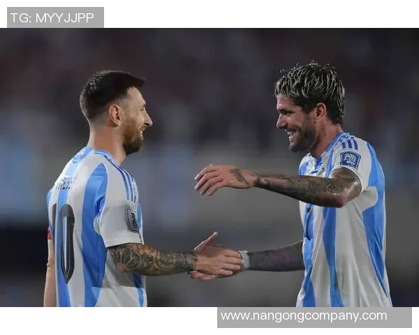 梅西苏牙德保罗齐聚海得拉巴球场包厢观赛引发球迷热议