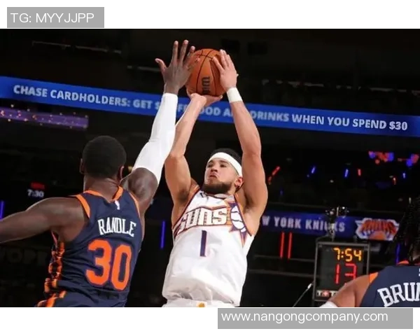 布克本赛季场均253次空位三分球引领联盟展现超强投射能力