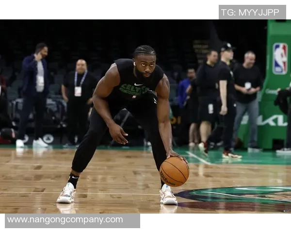 杰伦布朗首节火力全开半场表现出色砍下16分助球队稳住局势